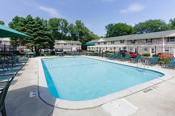 Outdoor pool and sundeck (pinehurst)